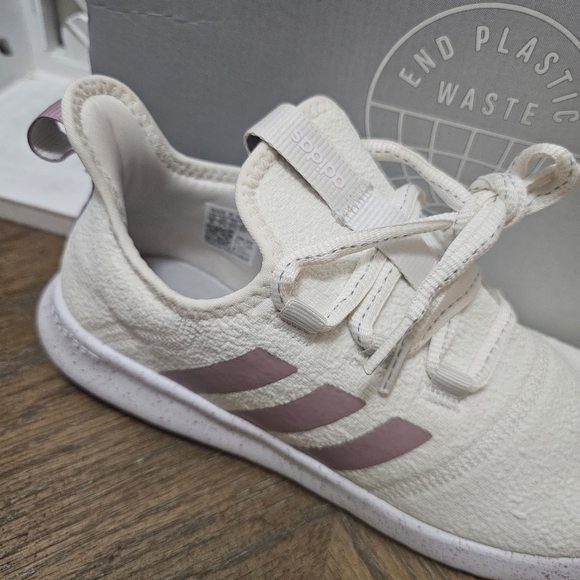 NEW Adidas sneakers size 9 w/box - Picture 4 of 7